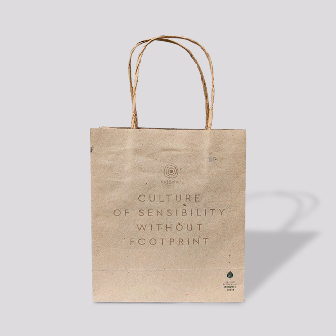 Mažas maišelis iš nukritusių lapų